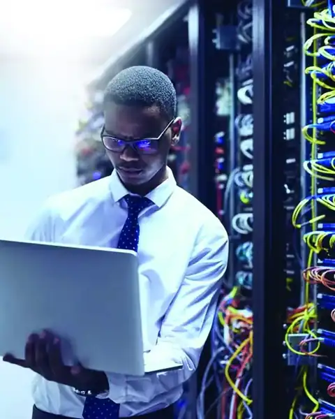 Ingénieur H DATA Solutions avec un ordinateur portable dans un datacenter