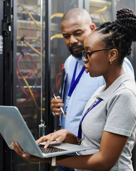 Ingénieurs H DATA Solutions travaillant sur un ordinateur portable dans un datacenter